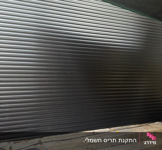 תריס אלומיניום סגור על מדרגות בטון